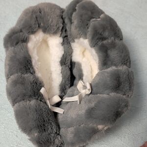 Brookstone Gray Plush Lined Women's Slippers